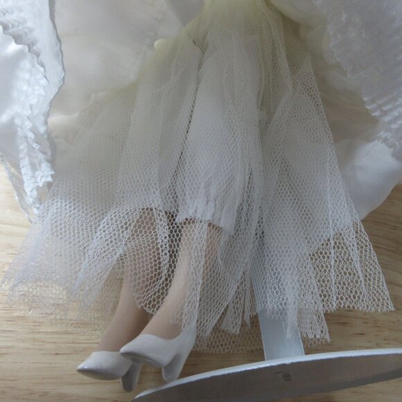 Royalton Collection Brunette Bride 16" Porcelain Doll 1998 Inc Stand - Picture 9 of 9